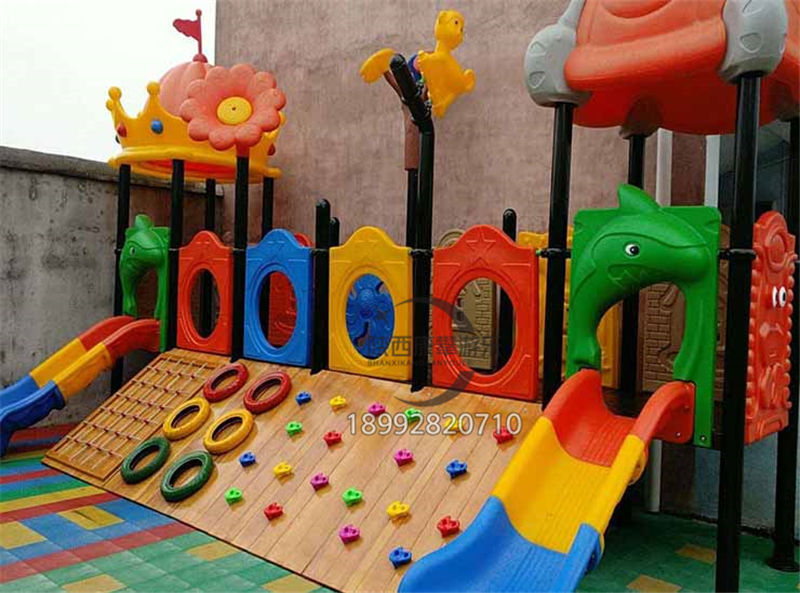 大型木質(zhì)兒童滑梯